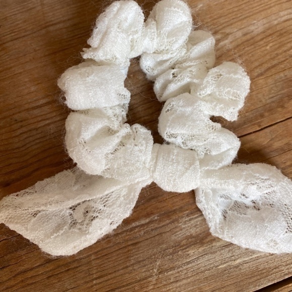 Anthropologie White  Eyelet Bow Clip & Scrunchie - Picture 3 of 4